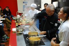 William Wongso, gurú de la gastronomía de Indonesia, imparte una clase de cocina en el CETT